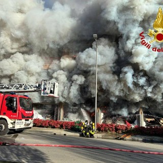 Lo spaventoso incendio in un negozio di Laveno