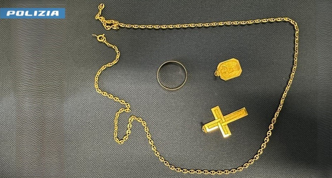 Luino, donna delle pulizie deruba un anziano dei gioielli in oro e anche della fede nuziale Luino, donna delle pulizie deruba un anziano dei gioielli in oro e anche della fede nuziale
