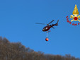 Le immagini dell'incendio nei boschi sopra Laveno Mombello Le immagini dell'incendio nei boschi sopra Laveno Mombello