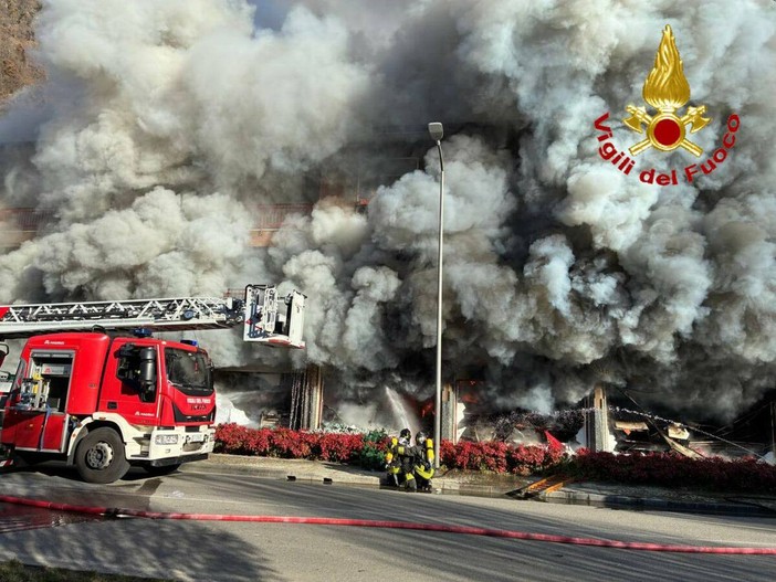Lo spaventoso incendio in un negozio di Laveno