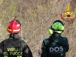 Le immagini dell'incendio nei boschi sopra Laveno Mombello Le immagini dell'incendio nei boschi sopra Laveno Mombello