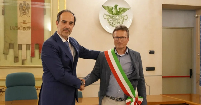 Passaggio di consegne stamattina in Comune a Laveno Mombello tra Luca Santagostino e il nuovo sindaco Bruno Bresciani (foto dalla pagina Facebook Fare Comune) Passaggio di consegne stamattina in Comune a Laveno Mombello tra Luca Santagostino e il nuovo sindaco Bruno Bresciani (foto dalla pagina Facebook Fare Comune)