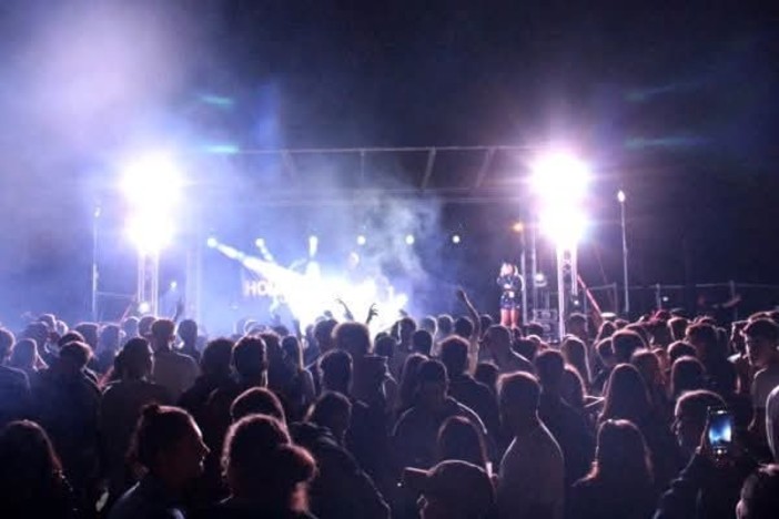 Laveno saluta l'estate con una tre giorni all'insegna del buon cibo, della musica e del divertimento