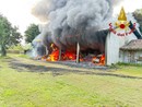 L'incendio di un capanno agricolo in zona Biviglione a Luino L'incendio di un capanno agricolo in zona Biviglione a Luino
