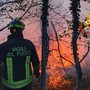 Incendio di Laveno sconfitto: il giorno del grazie e delle indagini sulle cause