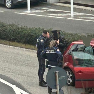 L'operazione della polizia locale di Lavena Ponte Tresa