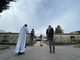 Luvinate: cimitero chiuso per l'emergenza Coronavirus. Parroco e sindaco depongono dei fiori all'ingresso in onore dei defunti
