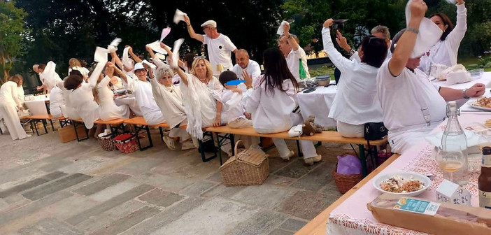 Una delle passate edizioni della Cena in Bianco della Pro Loco di Laveno Mombello