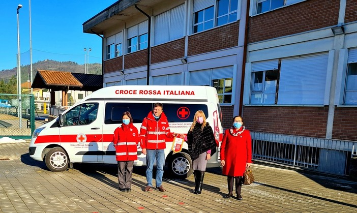 La Croce Rossa di Luino pensa anche alle scuole, donato materiale all'istituto comprensivo di Mesenzana