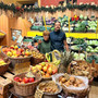 Il negozio di ortofrutta di Marcella Contini, in foto con l'amico e compaesano Andrea Gheller di NaturalMeteo, a Leggiuno