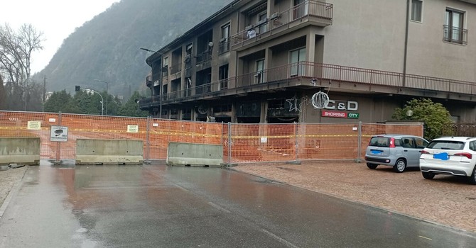 La situazione attuale in via XXV Aprile sulla Sp32 a Laveno La situazione attuale in via XXV Aprile sulla Sp32 a Laveno