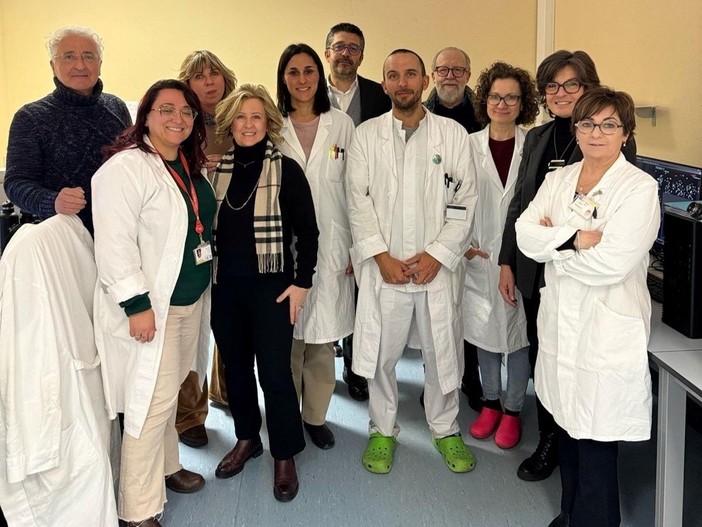 Da sinistra, senza camice: Rosario Casalone, Valeria Caruso, Tania Jemoli, Giulio Broggini, Dario Grisostolo, Paola Granata; a destra con camice in primo piano Rossana Righi e personale della parte del personale della struttura