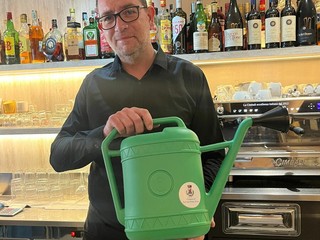 Nuove fioriere in centro a Lavena Ponte Tresa e i commercianti muniti degli annaffiatoi donati dal Comune