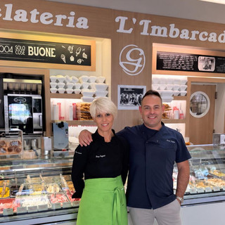 Rosi ed Enrico Pezzoli al banco della loro gelateria