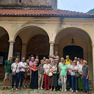 Il gruppo di Luvinate Cultura in vista alla Badia di Ganna