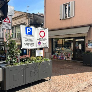 Nuove fioriere in centro a Lavena Ponte Tresa e i commercianti muniti degli annaffiatoi donati dal Comune