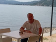 Foghinazzi al bar “Non è il mare”, affacciato sulla spiaggia di Leggiuno dove lo abbiamo incontrato per una chiacchierata Foghinazzi al bar “Non è il mare”, affacciato sulla spiaggia di Leggiuno dove lo abbiamo incontrato per una chiacchierata
