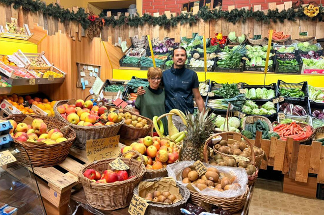 Il negozio di ortofrutta di Marcella Contini, in foto con l'amico e compaesano Andrea Gheller di NaturalMeteo, a Leggiuno