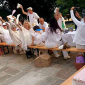 Una delle passate edizioni della Cena in Bianco della Pro Loco di Laveno Mombello Una delle passate edizioni della Cena in Bianco della Pro Loco di Laveno Mombello