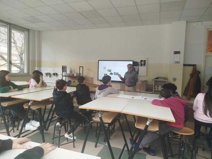 Un momento della visita degli studenti della scuola Monteggia all'incubatoio ittico di Laveno
