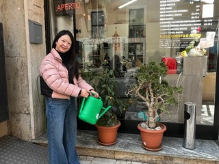 Nuove fioriere in centro a Lavena Ponte Tresa e i commercianti muniti degli annaffiatoi donati dal Comune