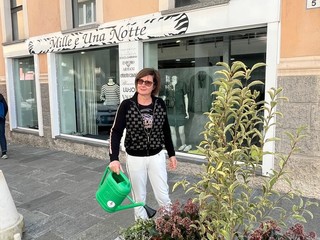 Nuove fioriere in centro a Lavena Ponte Tresa e i commercianti muniti degli annaffiatoi donati dal Comune