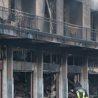 Quel che resta dello stabile di via XXV Aprile a Laveno dopo il maxi incendio di sabato Quel che resta dello stabile di via XXV Aprile a Laveno dopo il maxi incendio di sabato