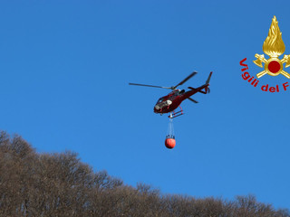 Le immagini dell'incendio nei boschi sopra Laveno Mombello Le immagini dell'incendio nei boschi sopra Laveno Mombello