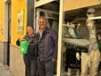 Nuove fioriere in centro a Lavena Ponte Tresa e i commercianti muniti degli annaffiatoi donati dal Comune
