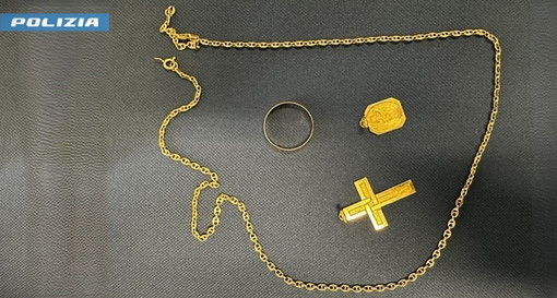 Luino, donna delle pulizie deruba un anziano dei gioielli in oro e anche della fede nuziale Luino, donna delle pulizie deruba un anziano dei gioielli in oro e anche della fede nuziale