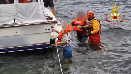 I soccorsi ai 35 turisti in balia delle onde su un'imbarcazione nelle acque del Maggiore a Luino I soccorsi ai 35 turisti in balia delle onde su un'imbarcazione nelle acque del Maggiore a Luino