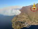 Un'immagine dall'alto dell'incendio che sabato pomeriggio ha colpito i boschi sopra Laveno Mombello