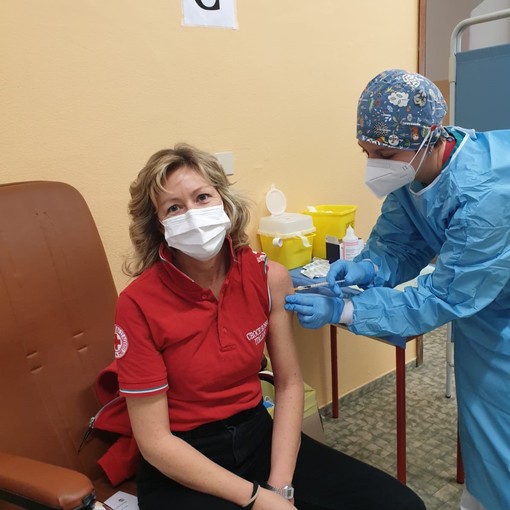 Il video sui social dei volontari della Croce Rossa di Luino mentre ricevono il vaccino anti Covid