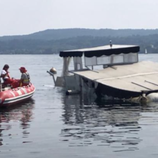 Il relitto dell'imbarcazione affondata nel 2023 a Lisanza