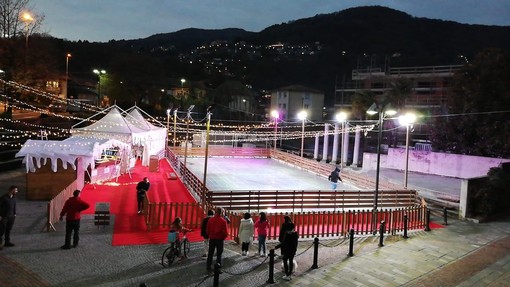 Il Natale arriva a Lavena Ponte Tresa con la pista di pattinaggio sul ghiaccio