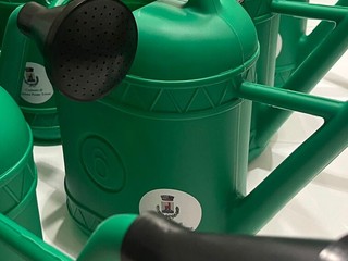 Nuove fioriere in centro a Lavena Ponte Tresa e i commercianti muniti degli annaffiatoi donati dal Comune