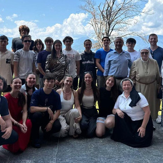 Il gruppo di giovani ucraini ospiti a Laveno Mombello durante l'incontro con i rappresentanti dell'amministrazione comunale Il gruppo di giovani ucraini ospiti a Laveno Mombello durante l'incontro con i rappresentanti dell'amministrazione comunale