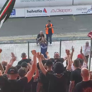 Una scena da brividi a fine gara: la curva in tripudio per Franco Lepore, commosso e applaudito da tutta la tribuna del Franco Ossola. Il vero Varese è tutto qui