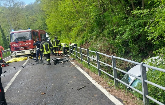 Le immagini dell'incidente mortale di sabato pomeriggio sulla provinciale a Luino nei pressi della diga di Creva