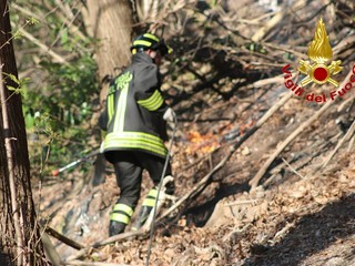 Le immagini dell'incendio nei boschi sopra Laveno Mombello Le immagini dell'incendio nei boschi sopra Laveno Mombello
