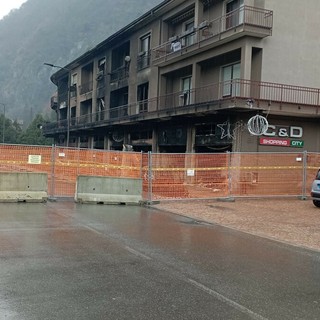 La situazione attuale in via XXV Aprile sulla Sp32 a Laveno
