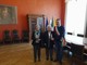Il sindaco di Luino consegna la medaglia d'oro alle figlie del soldato Salvatore Pisanu