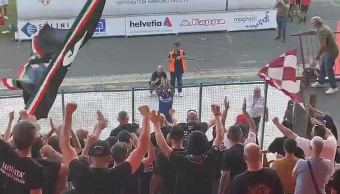 Una scena da brividi a fine gara: la curva in tripudio per Franco Lepore, commosso e applaudito da tutta la tribuna del Franco Ossola. Il vero Varese è tutto qui Una scena da brividi a fine gara: la curva in tripudio per Franco Lepore, commosso e applaudito da tutta la tribuna del Franco Ossola. Il vero Varese è tutto qui