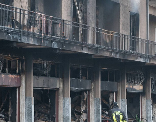Quel che resta dello stabile di via XXV Aprile a Laveno dopo il maxi incendio di sabato