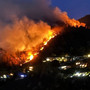 La spaventosa immagine dell'incendio in corso nei boschi sopra Laveno (foto Ciano Gargaglione e Chantal Obbelen da NaturalMeteo)