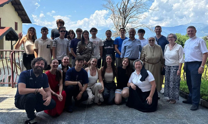 Il gruppo di giovani ucraini ospiti a Laveno Mombello durante l'incontro con i rappresentanti dell'amministrazione comunale Il gruppo di giovani ucraini ospiti a Laveno Mombello durante l'incontro con i rappresentanti dell'amministrazione comunale