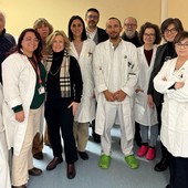 Da sinistra, senza camice: Rosario Casalone, Valeria Caruso, Tania Jemoli, Giulio Broggini, Dario Grisostolo, Paola Granata; a destra con camice in primo piano Rossana Righi e personale della parte del personale della struttura Da sinistra, senza camice: Rosario Casalone, Valeria Caruso, Tania Jemoli, Giulio Broggini, Dario Grisostolo, Paola Granata; a destra con camice in primo piano Rossana Righi e personale della parte del personale della struttura