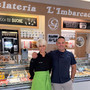 Rosi ed Enrico Pezzoli al banco della loro gelateria