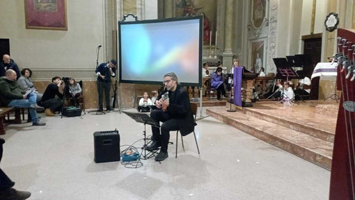La chitarra del &quot;mare&quot; suona nella chiesa di Mombello