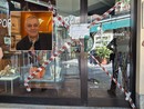 I sigilli alla porta del negozio in cui si è consumato il delitto. Nel riquadro, Davide Gorla
